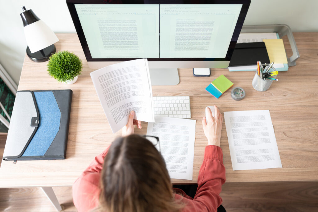 Eine Frau schreibt am Computer Texte als Studentenjob in Hanau